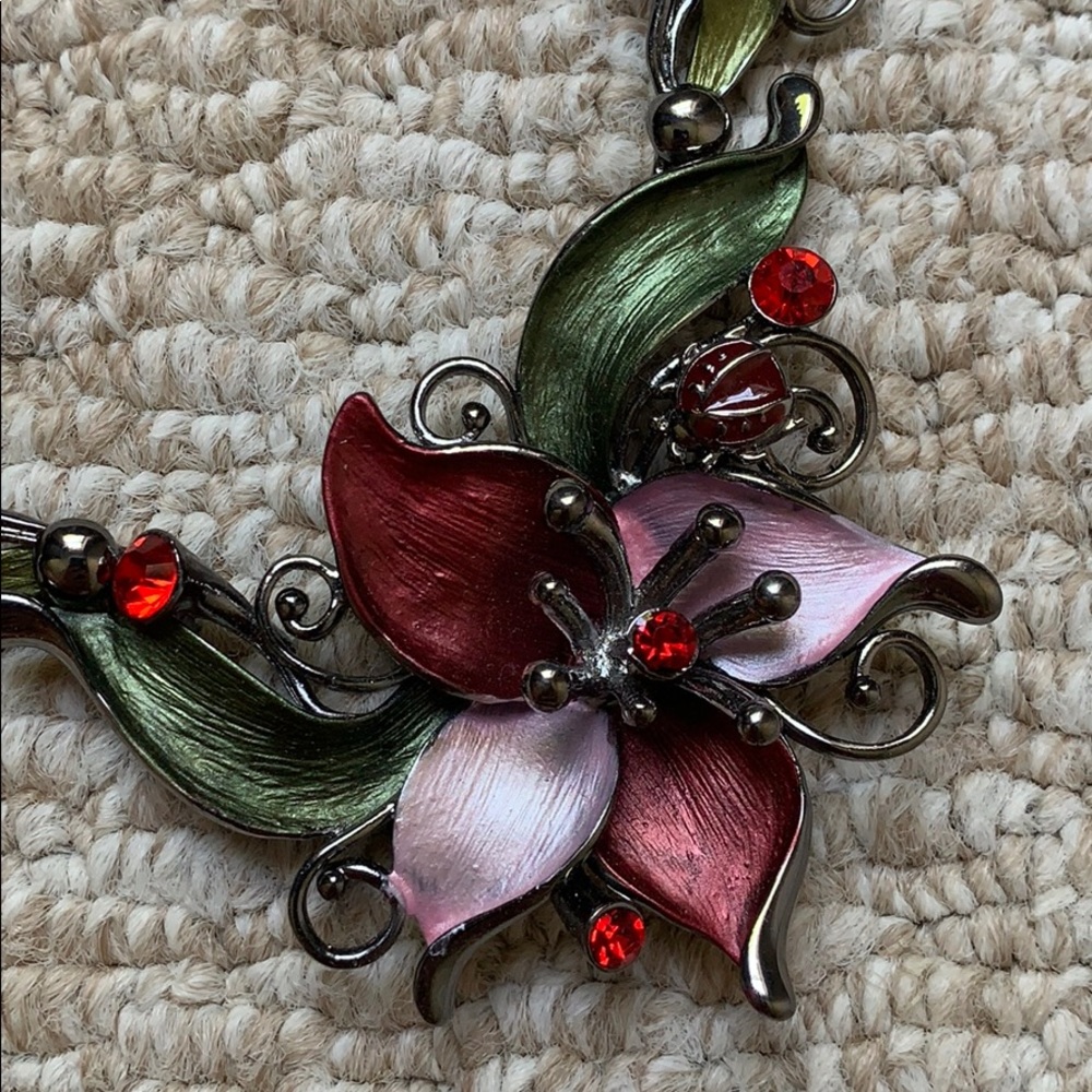 Intricate Red Flower Necklace 🌺🌺 - Picture 3 of 3
